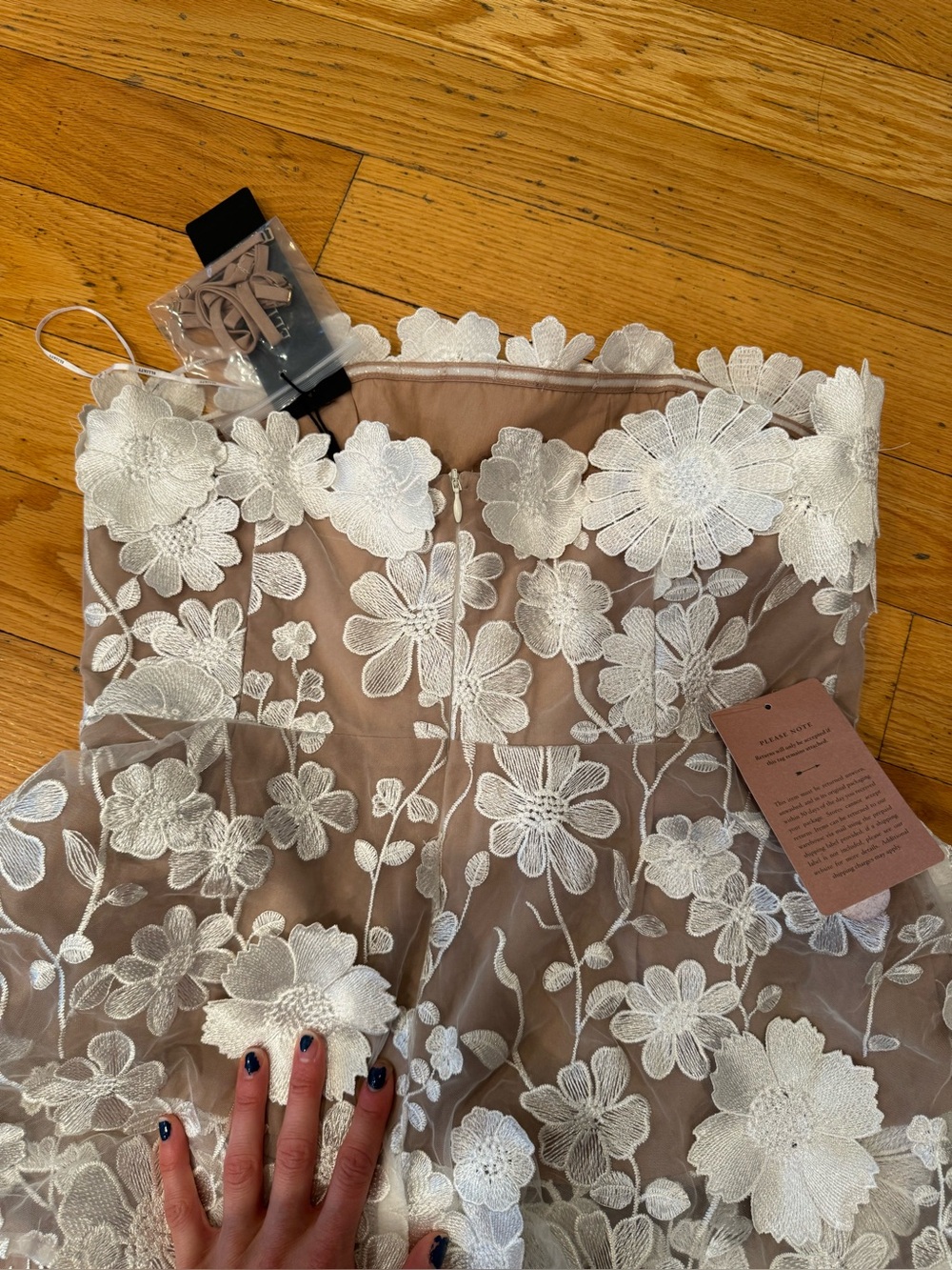 BNWT ELLIAT revolve 3D flowers appliqué mini tiered dress - Picture 11 of 15